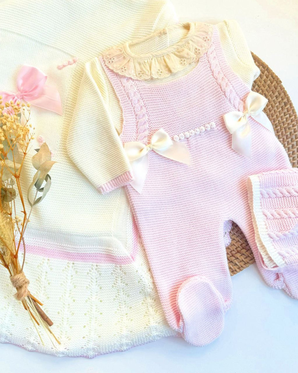 Canastilla de Recibimiento Beige con Rosa