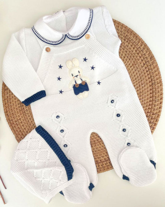 Peto Conejo Blanco con Detalles Azul Marino